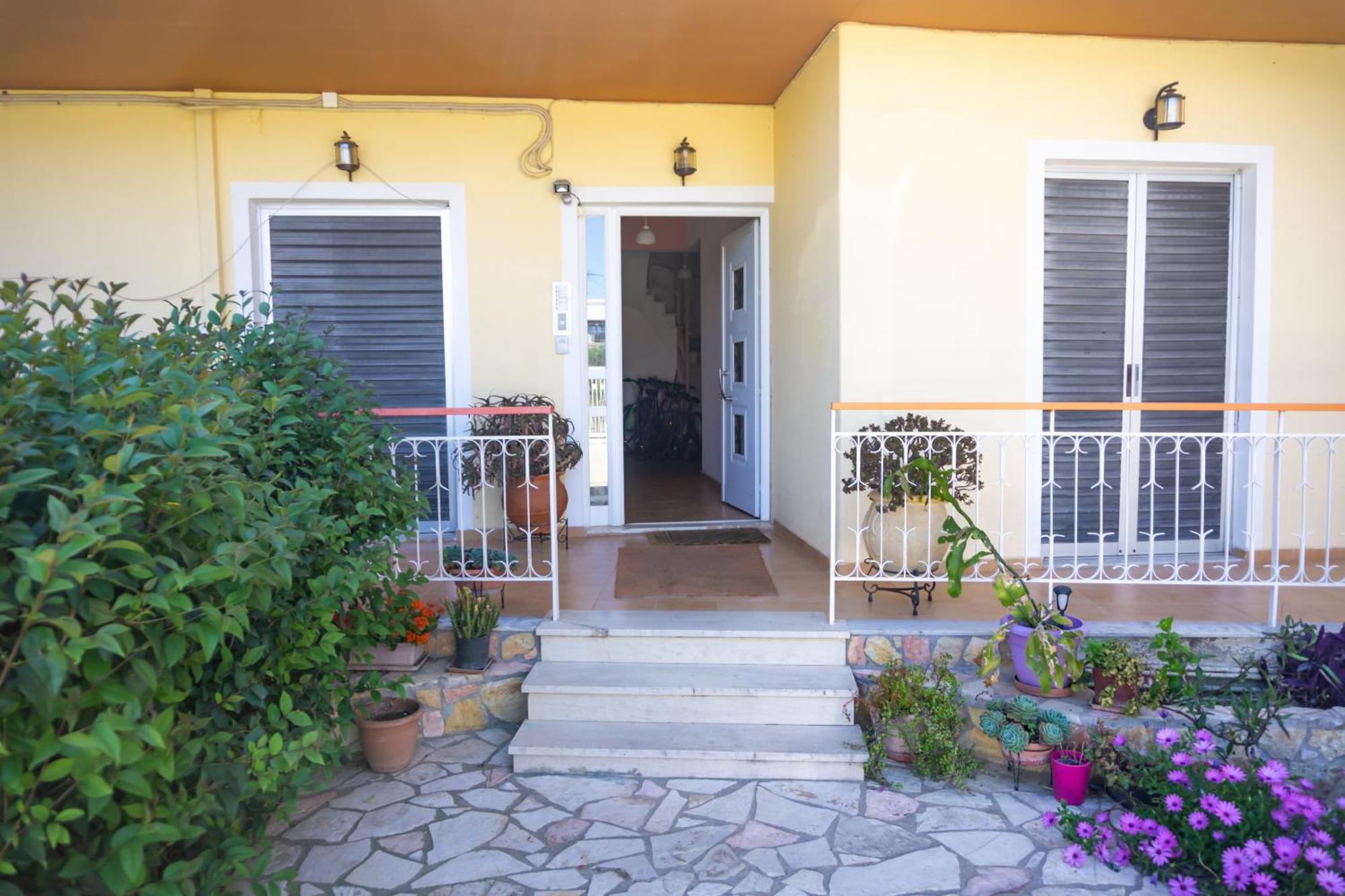 Mema'S Tranquil Studio In Patra - Free Parking 외부 사진